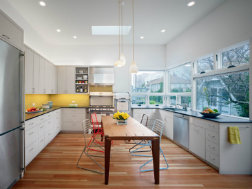 Here are some handy eco-friendly tips to help your kitchen get the best lighting. Source: Houzz